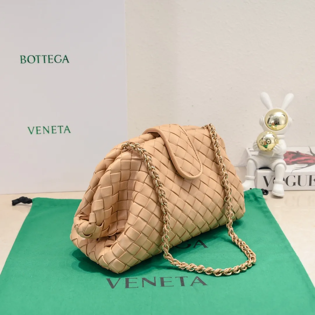 Batch 2260 Bitters Venetia 2024 summer series brings Lauren 1980 handbags back to the public eye. The design of the bag is inspired by ancient Roman architecture. It uses the brand's iconic Intrecciato lambskin woven bag body with a hard frame. No logo can be seen on the whole bag. It is equipped with a leather woven metal chain. When using it as a clutch, just put the chain directly in the bag ~ showing an elegant and timeless style. Decades later, when Lauren Hutton once again walked on the Bottega Venetia spring and summer show with this bag, the charm of the year still remains intact despite the passage of time. Size: 31.5*16.5*11 Style number: 5807#